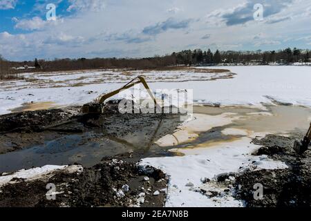 Spezialbagger reinigt Seesedimente des Seegrunds im Winter Stockfoto