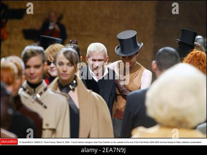 © Java/ABACA. 56865. Paris-Frankreich, 6. März 2004. Modedesigner Jean-Paul Gaultier präsentiert die Präsentation der Hermes Ready-to-Wear Kollektion Herbst-Winter 2004-2005. Stockfoto