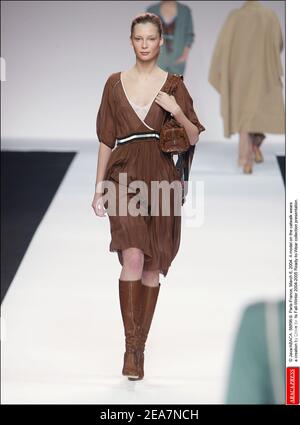 © Java/ABACA. 56896-9. Paris-Frankreich, 6. März 2004. Ein Model auf dem Laufsteg trägt eine Kreation von Chloe für seine Herbst-Winter 2004-2005 Ready-to-Wear Kollektion Präsentation. Stockfoto