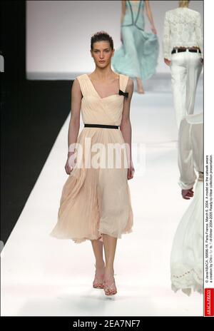 © Java/ABACA. 56896-16. Paris-Frankreich, 6. März 2004. Ein Model auf dem Laufsteg trägt eine Kreation von Chloe für seine Herbst-Winter 2004-2005 Ready-to-Wear Kollektion Präsentation. Stockfoto