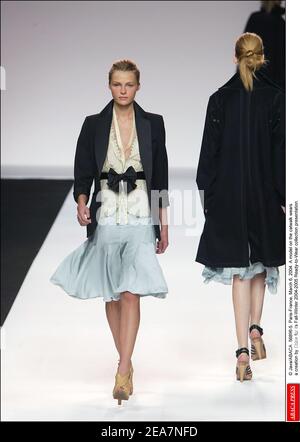 © Java/ABACA. 56896-5. Paris-Frankreich, 6. März 2004. Ein Model auf dem Laufsteg trägt eine Kreation von Chloe für seine Herbst-Winter 2004-2005 Ready-to-Wear Kollektion Präsentation. Stockfoto