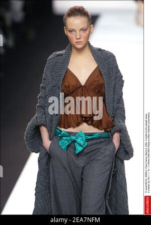 © Java/ABACA. 56896-2. Paris-Frankreich, 6. März 2004. Ein Model auf dem Laufsteg trägt eine Kreation von Chloe für seine Herbst-Winter 2004-2005 Ready-to-Wear Kollektion Präsentation. Stockfoto