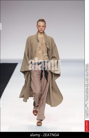 © Java/ABACA. 56896-7. Paris-Frankreich, 6. März 2004. Ein Model auf dem Laufsteg trägt eine Kreation von Chloe für seine Herbst-Winter 2004-2005 Ready-to-Wear Kollektion Präsentation. Stockfoto