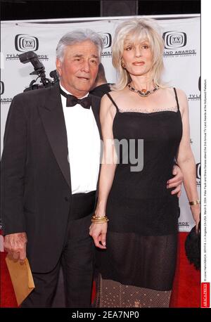 © Lionel Hahn/ABACA. 56949-8. Los Angeles-CA-USA. März 8, 2004. Peter Falk und Shera Danese nehmen an den Annual TV Land Awards 2nd im Hollywood Palladium Teil. Stockfoto