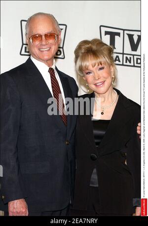 © Lionel Hahn/ABACA. 56949-7. Los Angeles-CA-USA. März 8, 2004. Larry Hagman und Barbara Eden nehmen an den Annual TV Land Awards 2nd im Hollywood Palladium Teil. Stockfoto