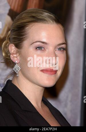 Cast Member Kate Winslet nimmt an der Weltpremiere von Eternal Sunshine of the Spotless Mind im Samuel Goldwyn Theater an der Academy of Motion Picture Arts & Sciences Teil. Los Angeles, 9. März 2004. (Im Bild: Kate Winslet). Foto von Lionel Hahn/Abaca. Stockfoto