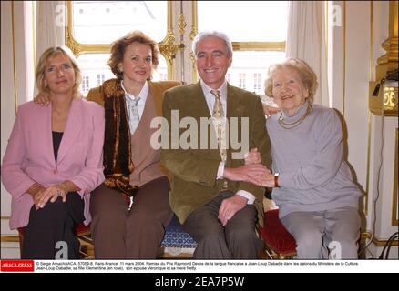 © Serge Arnal/ABACA. 57059-8. Paris-Frankreich. 11 märz 2004. Remise du Prix Raymond Devos de la langue Francaise a Jean-Loup Dabadie dans les Salons du Ministre de la Culture. Jean-Loup Dabadie, sa fille Clementine (en Rose), son epouse Veronique et sa mere Netty. Stockfoto