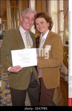 © Serge Arnal/ABACA. 57059-13. Paris-Frankreich. 11 märz 2004. Remise du Prix Raymond Devos de la langue Francaise a Jean-Loup Dabadie dans les Salons du Ministre de la Culture. Jean-Loup Dabadie et son epouse Veronique. Stockfoto