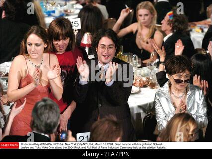 © Nicolas Khayat/ABACA. 57218-4. New York City-NY-USA, 15. März 2004. Sean Lennon und seine Freundin Sobieski Leelee und Yoko Yoko Ono nehmen an der 2004 Rock and Roll Hall of Fame Induction Ceremony im Waldorf Astoria Teil. Stockfoto