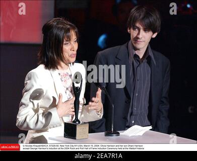 Olivia Harrison und ihr Sohn Dhani Harrison nehmen George Harrisons Einführung bei der 2004 Rock and Roll Hall of Fame Induction Ceremony, die am Montag, 15. März 2004 im Waldorf Astoria in New York stattfand, entgegen. (Im Bild: Olivia Harrison, Dhani Harrison). Foto von Nicolas Khayat/ABACA. Stockfoto