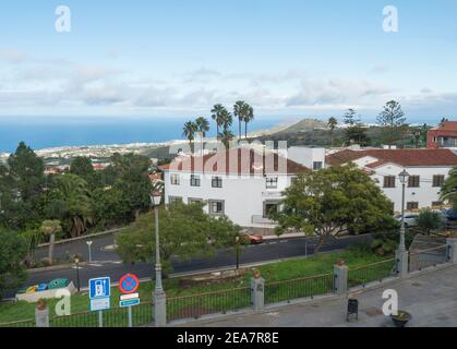 Firgas, Gran Canaria, Kanarische Inseln, Spanien 13. Dezember 2020: Blick von der Altstadt Firgas Straßen in Richtung Meer Stockfoto