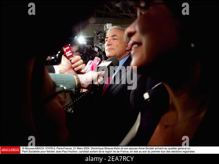 © Mousse/ABACA. 57476-2. Paris-Frankreich, 21. März 2004. Dominique Strauss-Kahn et son epouse Anne Sinclair arrivent au quartier General du Parti Socialiste pour feliciter Jean-Paul Huchon, candidat sortant de la Region Ile de France, en tete au soir du Premier Tour des Elections regionales Stockfoto