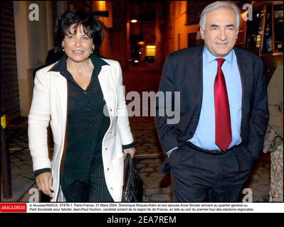 © Mousse/ABACA. 57476-1. Paris-Frankreich, 21. März 2004. Dominique Strauss-Kahn et son epouse Anne Sinclair arrivent au quartier General du Parti Socialiste pour feliciter Jean-Paul Huchon, candidat sortant de la Region Ile de France, en tete au soir du Premier Tour des Elections regionales Stockfoto