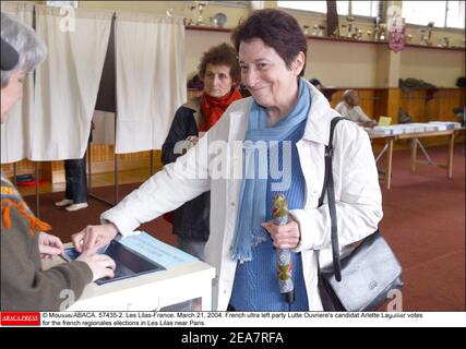 © Mousse/ABACA. 57435-2. Les Lilas-France. März 21, 2004. Die Kandidatur der französischen ultralinkigen Partei Lutte Ouvriere Arlette Laguiller stimmt für die französischen Regionalwahlen in Les Lilas bei Paris. Stockfoto