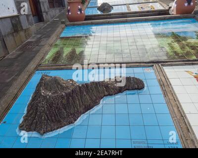 Firgas, Gran Canaria, Kanarische Inseln, Spanien 13. Dezember 2020: Ansicht des Reliefmodells der kanarischen Inseln aus Lavagestein und Keramikfliesen auf der Straße Stockfoto