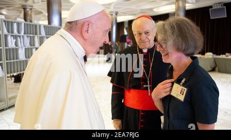 Rom, Italien. 16th Oktober 2018. 16. Oktober 2018: Papst Franziskus trifft Schwester Nathalie Becquart während der Nachmittagssitzung der Bischofssynode zum Thema "Jugendliche, Glaube und berufliche Unterscheidung" im Neuen Saal der Synode im Vatikan. NUR FÜR REDAKTIONELLE ZWECKE. NICHT ZUM VERKAUF FÜR MARKETING- ODER WERBEKAMPAGNEN. Kredit: Unabhängige Fotoagentur/Alamy Live Nachrichten Stockfoto