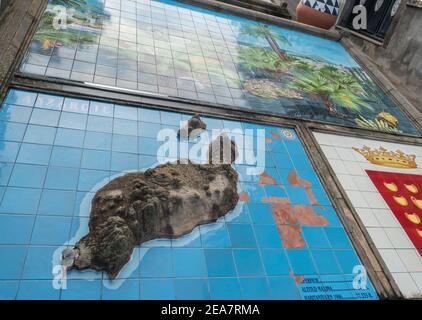 Firgas, Gran Canaria, Kanarische Inseln, Spanien 13. Dezember 2020: Ansicht des Reliefmodells der kanarischen Inseln aus Lavagestein und Keramikfliesen auf der Straße Stockfoto