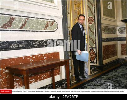 © Mousse/ABACA. 57610-1. Paris-Frankreich, 24. märz 2004. A l'issue du Conseil des Ministres, Jean-Francois Cope, Porte-parole du gouvernement, donne sa traditionnelle Conference de Presse a l'Hotel Marigny. Stockfoto