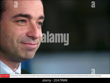 © Mousse/ABACA. 57610-3. Paris-Frankreich, 24. märz 2004. A l'issue du Conseil des Ministres, Jean-Francois Cope, Porte-parole du gouvernement, donne sa traditionnelle Conference de Presse a l'Hotel Marigny. Stockfoto