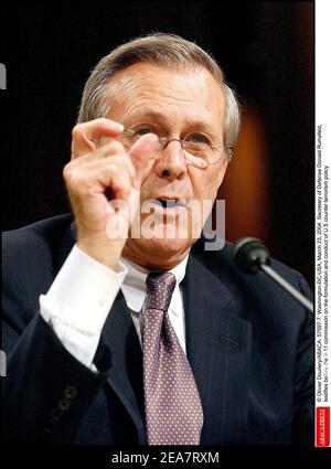 © Olivier Douliery/ABACA. 57597-7. Washington-DC-USA, 23. März 2004. Verteidigungsminister Donald Rumsfeld, bezeugt vor der 9-11 kommission die Formulierung und Durchführung der US-Anti-Terrorismus-Politik Stockfoto