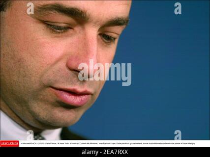 © Mousse/ABACA. 57610-5. Paris-Frankreich, 24. märz 2004. A l'issue du Conseil des Ministres, Jean-Francois Cope, Porte-parole du gouvernement, donne sa traditionnelle Conference de Presse a l'Hotel Marigny. Stockfoto