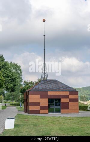 Smiljan, Kroatien - 12. Aug 2020: Beobachtungshaus am Nikola Tesla Gedenkzentrum Stockfoto