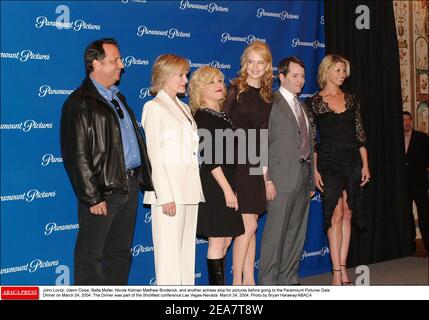 John Lovitz, Glenn Close, Bette Midler, Nicole Kidman Matthew Broderick und Faith Hill halten für Fotos, bevor sie zum Paramount Pictures Galadinner am 24. März 2004 gehen. Das Abendessen war Teil der ShoWest Konferenz Las Vegas-Nevada 24. März 2004. Foto von Bryan Haraway/ABACA Stockfoto