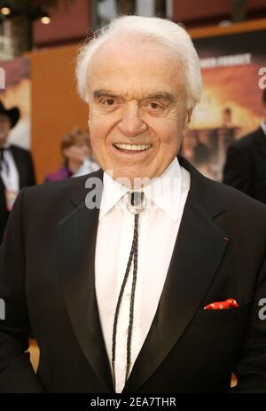 März 27, 2004. San Antonio, TX MPAA-Präsident Jack Valenti läuft am Samstagabend auf dem gelben Teppich zur Weltpremiere des Alamo in San Antonio, Texas. Foto von Taylor Jones/ABACA (im Bild: Jack Valenti) Stockfoto