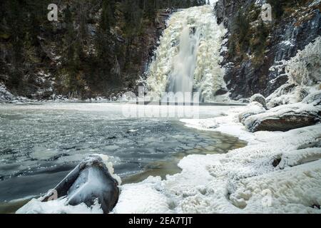 Gefrorener Wasserfall im norwegischen Wald. Homla Fluss in Norwegen. Kaltes, frostiges Winterwetter. Schnee und Eis im Wald. Storfossen Wasserfall. Stockfoto