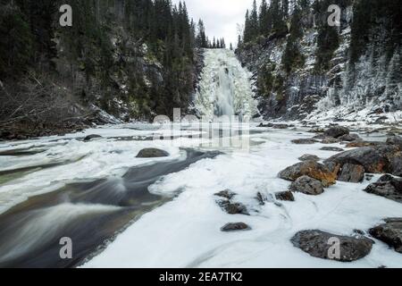 Gefrorener Wasserfall im norwegischen Wald. Homla Fluss in Norwegen. Kaltes, frostiges Winterwetter. Schnee und Eis im Wald. Storfossen Wasserfall. Stockfoto