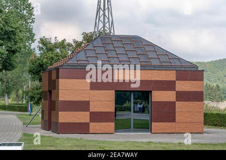 Smiljan, Kroatien - 12. Aug 2020: Beobachtungshaus am Nikola Tesla Gedenkzentrum Stockfoto