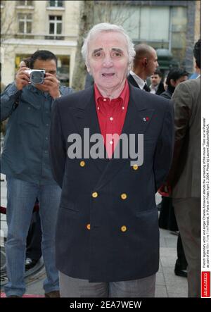 Der französische legendäre Schauspieler und Sänger Charles Aznavour nimmt am Freitag, den 2. April 2004, an der Vorführung des Films Tirez sur le Pianiste im Rahmen des Pariser Filmfestivals 19th in Paris Teil. Foto von Laurent Zabulon/ABACA. Stockfoto