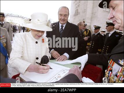 Die britische Königin Elizabeth und der französische Präsident Jacques Chirac unterzeichnen am Montag, den 5. April 2004, ein goldenes Buch bei einer Zeremonie am Grab des unbekannten Soldaten im Triumphbogen in Paris. Foto von Mousse-Hounsfield/ABACA. Stockfoto