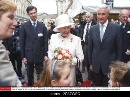 Die britische Königin Elizabeth II. Und der Herzog von Edinburgh werden am 5. april 2004 vom französischen Verkehrsminister Gilles de Robien begrüßt. Ihre Majestät beginnt am Montag einen dreitägigen Staatsbesuch anlässlich des 100. Jahrestages der Entente Cordiale. Foto von Mousse-Hounsfield/ABACA. Stockfoto