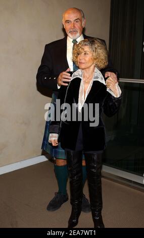 Sir Sean Connery und seine Frau Micheline Roquebrune treffen am Montag, den 5. April 2004, bei der Dressed to Kilt Party in Sotheby's in New York ein. (Im Bild: Sean Connery, Micheline Roquebrune). Foto von Nicolas Khayat/ABACA. Stockfoto