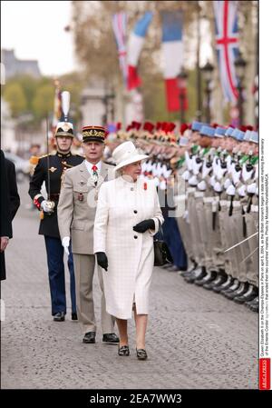 Die britische Königin Elisabeth II. Auf den Champs-Elysees in Paris am 5. april 2004, als der britische Monarch einen dreitägigen Staatsbesuch anfing, um den hundertsten Jahrestag der Entente Cordial Vereinbarung zu feiern, die die Rivalitäten ihrer beiden Länder beendete. Foto von Mousse-Hounsfield/ABACA. Stockfoto