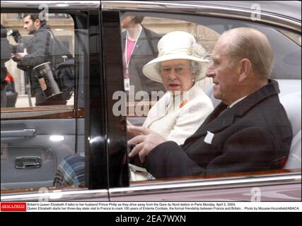 Die britische Königin Elizabeth II. Spricht mit ihrem Mann Prinz Philip, während sie am Montag, den 5. April 2004, vom Bahnhof Gare du Nord in Paris wegfährt. Königin Elizabeth beginnt ihren dreitägigen Staatsbesuch in Frankreich, um 100 Jahre Entente Cordiale, die formelle Freundschaft zwischen Frankreich und Großbritannien, zu markieren... Foto von Mousse-Hounsfield/ABACA. Stockfoto