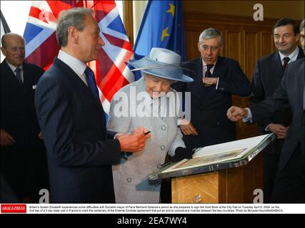 Die britische Königin Elizabeth und der sozialistische Bürgermeister von Paris Bertrand Delanoe unterschreibt am Dienstag, den 6. April 2004, das Goldbuch im Rathaus. Am 2nd. Tag eines 3-tägigen Staatsbesuchs in Frankreich anlässlich des 100. Jahrestages des Abkommens von Entente Cordiale, das den Rivalitäten der Kolonialzeit zwischen den beiden Ländern ein Ende setzte. Foto von Mousse-Hounsfield/ABACA. Stockfoto