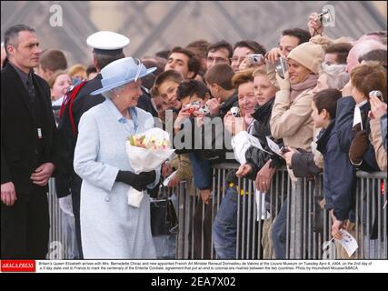 Die britische Königin Elizabeth trifft mit Frau Bernadette Chirac und dem neu ernannten französischen Kunstminister Renaud Donnedieu de Vabres am Dienstag, dem 6. April 2004, am 2nd. Tag eines 3-tägigen Staatsbesuchs in Frankreich anlässlich des 100. Jahrestages der Entente Cordiale, im Louvre ein. Abkommen, das den Rivalitäten zwischen den beiden Ländern im Kolonialzeitalter ein Ende setzte. Foto von Hounsfield-Mousse/ABACA. Stockfoto