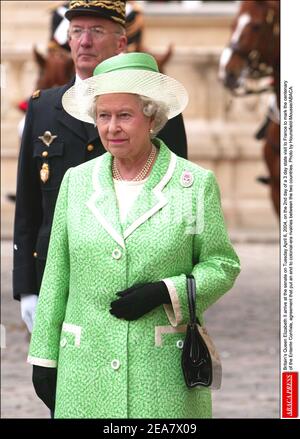 Die britische Königin Elisabeth II. Trifft am Dienstag, dem 6. April 2004, am 2nd. Tag eines 3-tägigen Staatsbesuchs in Frankreich ein, um den hundertsten Jahrestag der Entente Cordiale zu feiern, ein Abkommen, das den Rivalitäten der Kolonialzeit zwischen den beiden Ländern ein Ende setzte. Foto von Hounsfield-Mousse/ABACA. Stockfoto