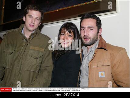 Der französische Schauspieler und Regisseur Guillaume Canet (links), die Schauspielerin Melanie Doutey und der Regisseur Gilles Lellouche besuchen am 6. April 2004 eine Party im VIP-Raum nach der Abschlussfeier des Pariser Filmfestivals 19th in Paris-Frankreich. Foto von Laurent Zabulon/ABACA. Stockfoto