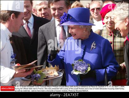 Die britische Königin Elizabeth II. Und der Bürgermeister von Toulouse Philippe Douste-Blazy (links) bei einem Rundgang am Place du Capitole in Toulouse am Mittwoch, dem 7. April 2004, während ihres offiziellen Staatsbesuchs in Frankreich. Sie wurde mit einem schicken der violetten Blumen und einer Schachtel violetter Delikatessen einschließlich violettem Honig, sowie violettem Tee - angeblich ein Liebling von Königin Victoria gewesen. Foto von Mousse/ABACA. Stockfoto