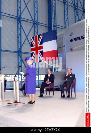 Die britische Königin Elizabeth II., der französische Justizminister Dominique Perben und der Herzog von Edinburgh bei einem Besuch im Airbus Industries-Werk in Colomiers bei Toulouse am Mittwoch, den 7. April 2004, während ihres offiziellen Staatsbesuchs in Frankreich. Foto von Mousse/ABACA. Stockfoto