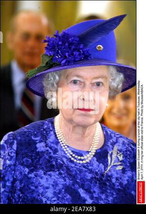 Die britische Königin Elizabeth II. Bei einem Mittagessen im Rathaus von Toulouse, Mittwoch, den 7. April 2004, während ihres offiziellen Staatsbesuchs in Frankreich. Foto von Mousse/ABACA. Stockfoto