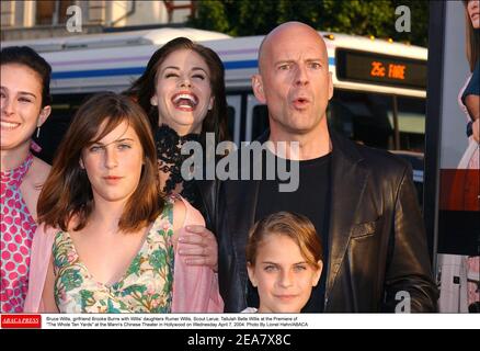 Bruce Willis, Freundin Brooke Burns mit Willis' Töchtern Rumer Willis, Scout Larue, Tallulah Belle Willis bei der Premiere von The Whole Ten Yards im Mann's Chinese Theatre in Hollywood am Mittwoch, den 7. April 2004. Foto von Lionel Hahn/ABACA Stockfoto