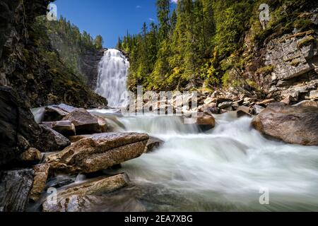 Hoher Wasserfall in Norwegen. Henfallet fällt im Sommer Look. Bergwald und felsiger Fluss. Großer Wasserfall bei Langzeitbelichtung. Stockfoto