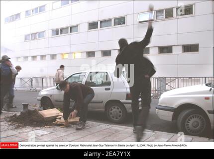 Demonstranten protestieren gegen die Verhaftung des korsischen Nationalisten Jean-Guy Talamoni am 15. April 2004 in Bastia. Foto von Jean-Pierre Amet/ABACA. Stockfoto