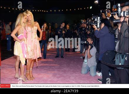 Paris Hilton und Nicole Richie besuchen die Simple Life 2 Party im Spider Club in Los Angeles am 14. April 2004. Foto von Lionel Hahn/ABACA. Stockfoto