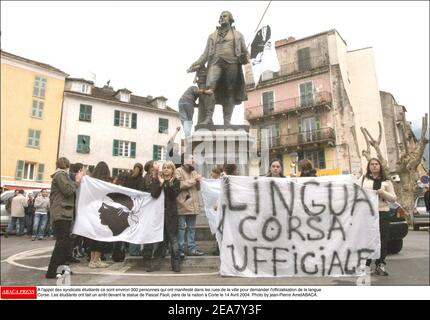 A l'Appel des syndicats Žtudiants ce sont environon 300 personnes qui ont manifest dans les rues de la ville pour demander l'officialisation de la langue Corse. Les Žtudiants ont fait un arrt devant la Statue de Pascal Paoli, pre de la Nation ˆ Corte le 14 Avril 2004. Foto von jean-Pierre AmetABACA. Stockfoto