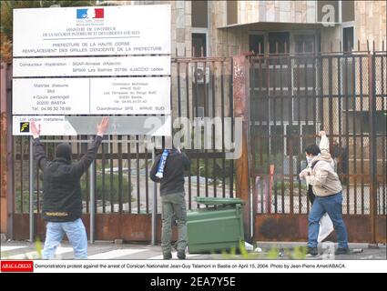 Demonstranten protestieren gegen die Verhaftung des korsischen Nationalisten Jean-Guy Talamoni am 15. April 2004 in Bastia. Foto von Jean-Pierre Amet/ABACA. Stockfoto